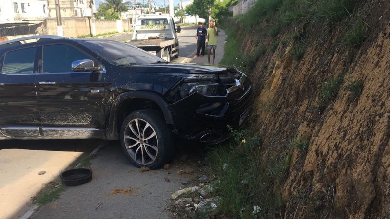 Carro invade pista contrária no Conjunto José Tenório e bate em muro