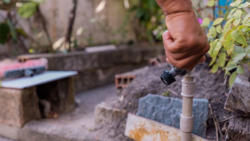 Problema em adutora suspende a retomada do fornecimento de água na parte alta de Maceió