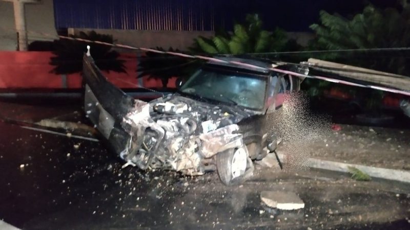 Ex-militar morre eletrocutado após colidir carro em poste na cidade de Arapiraca