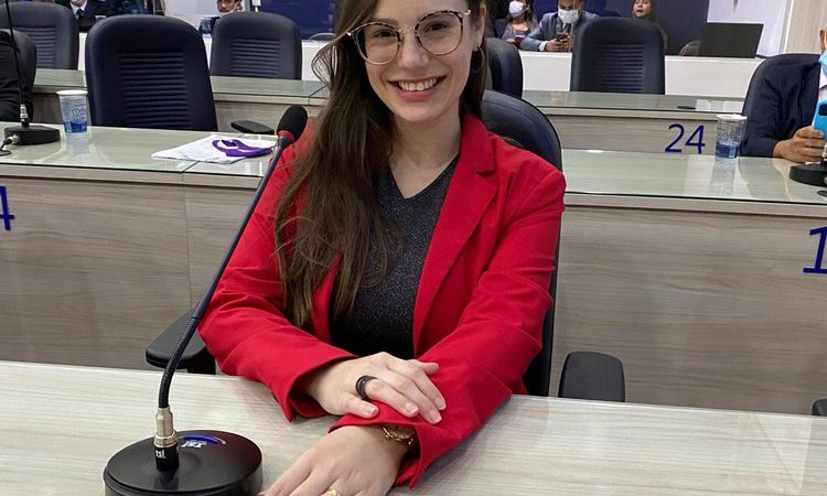 Projeto da vereadora Olívia Tenório que garante psicólogos e assistentes sociais na escolas vira lei em Maceió