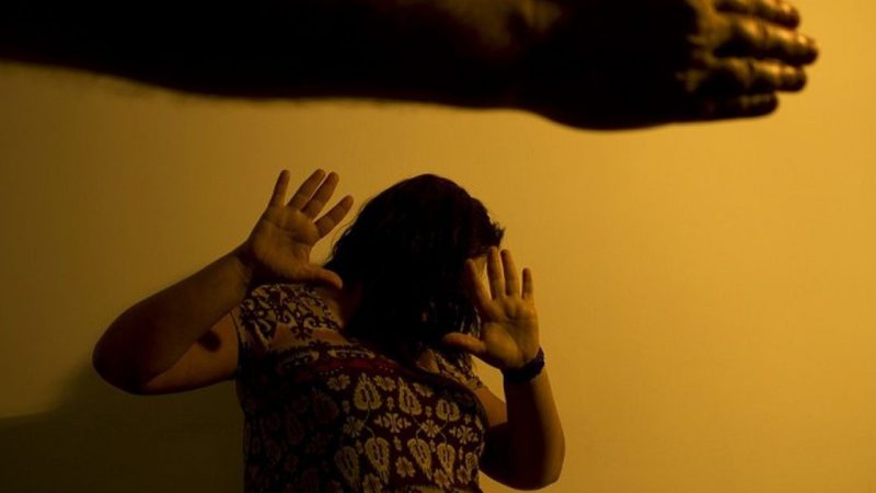 Homem é preso suspeito de agredir esposa com barra de ferro e socos no Clima Bom