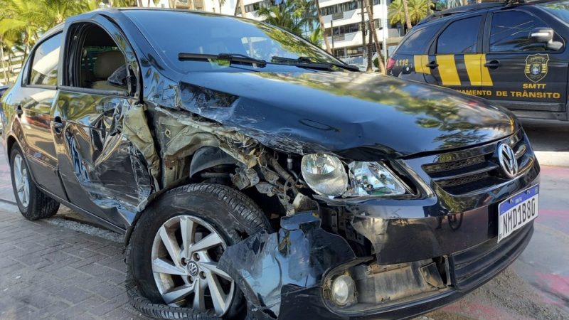 Motorista perde controle, bate em veículos estacionados e para na ciclovia da Ponta Verde, em Maceió