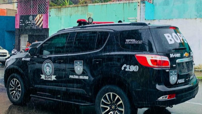 Homem é flagrado dirigindo embriagado no Pontal da Barra, em Maceió, e tenta colocar a culpa no amigo