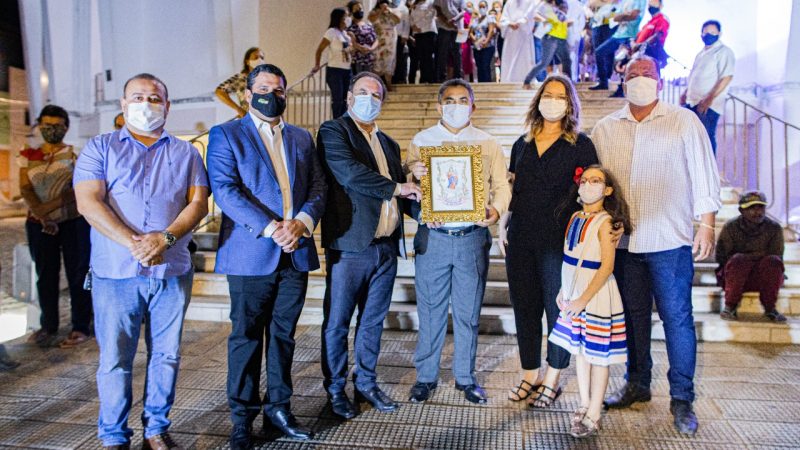 Noite de homenagens marca abertura da festa da padroeira de Arapiraca