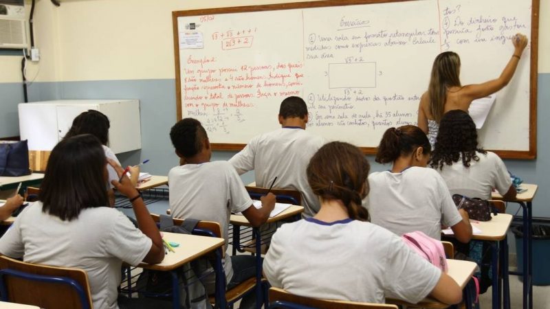 Cerca de 80 mil alunos da rede estadual em AL já recebem incentivo financeiro do governo para se manter nas salas de aulas