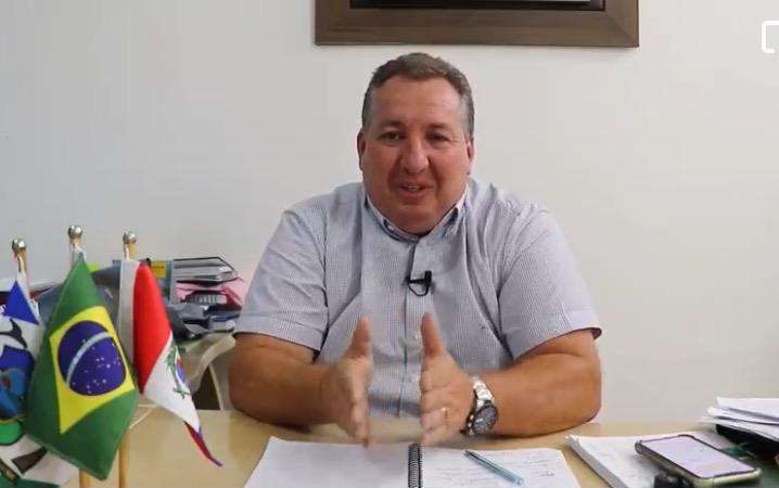 Prefeito suspende show musical de festa religiosa e concede 14º salário para professores