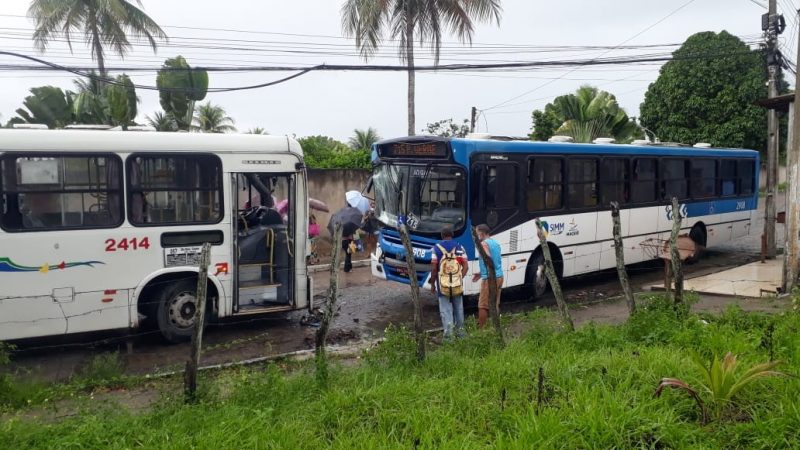Colisão entre ônibus assusta passageiros e deixa dois feridos, em Maceió
