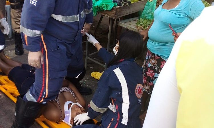 Mulher fica ferida após ser atropelada por motocicleta no Jacintinho