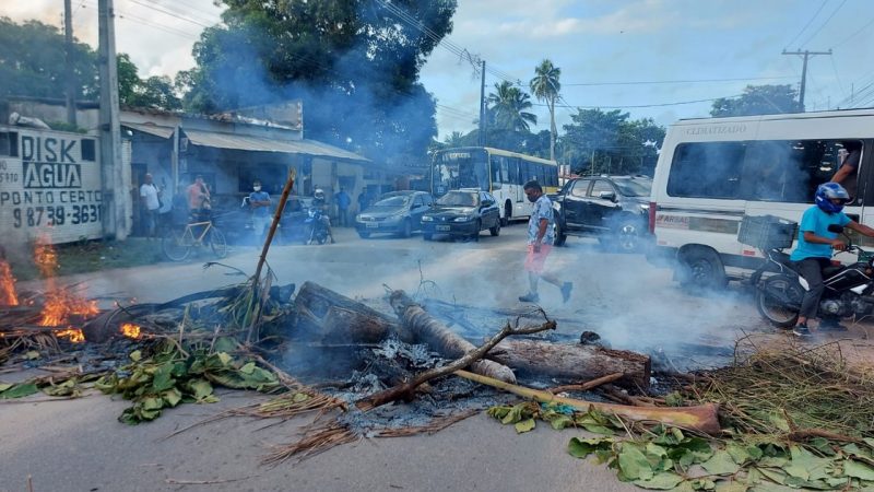 Moradores de Ipioca fecham trecho da AL-101 contra BRK por falta d’água