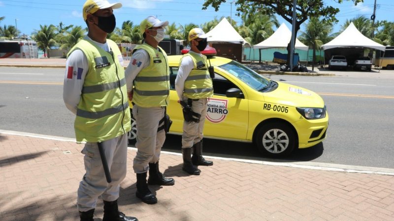 Artesão é agredido por três pessoas na orla de Ponta Verde