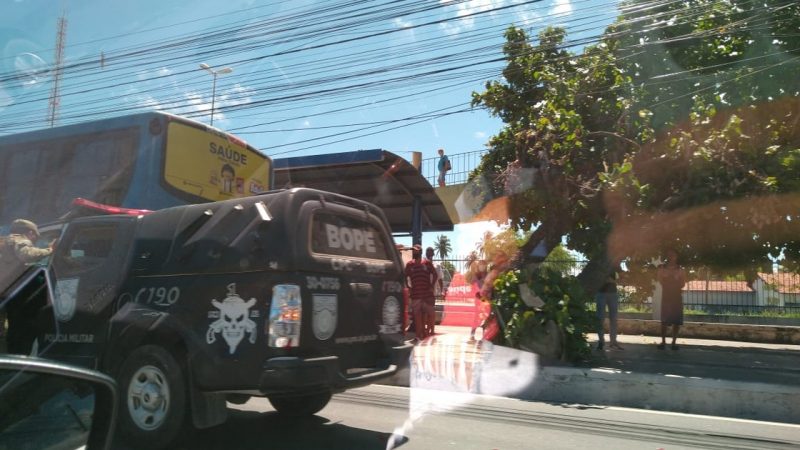 Policial militar fica ferido após colisão entre viatura e ônibus na Av. Fernandes Lima