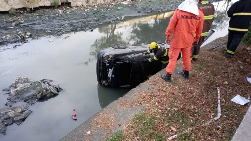 Carro capota e cai dentro do Riacho Salgadinho, no bairro do Poço