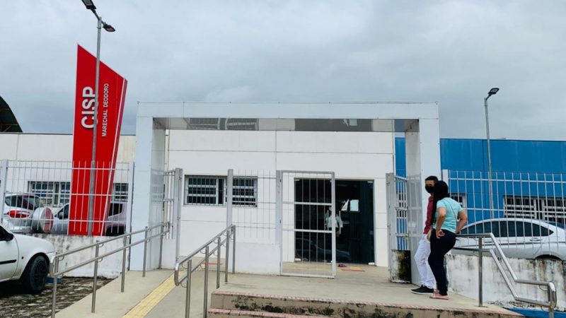 Homem é imobilizado pelo pai após ameaçar matar esposa com um facão na Barra Nova, AL