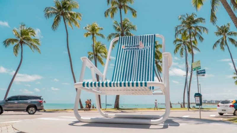 Moradores acionam MPE contra fechamento de espaço onde fica cadeira gigante na Ponta Verde