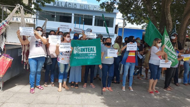 Funcionários da Educação de Estrela de Alagoas protestam por reposição salarial e rateio