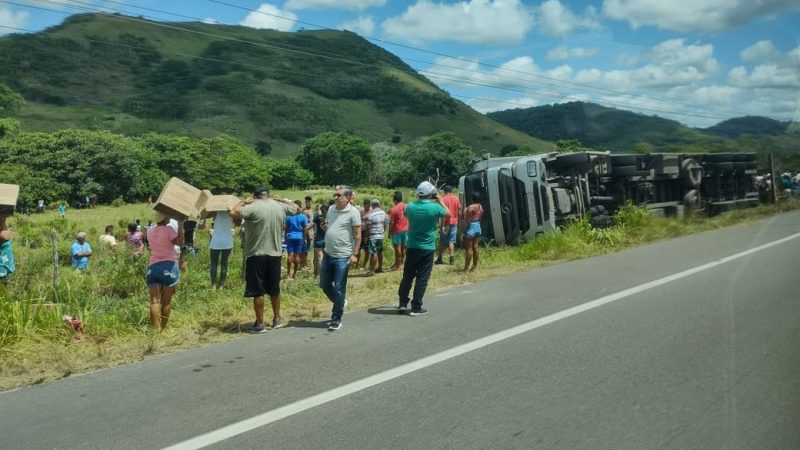 Carreta com biscoitos tomba na BR-316 e dezenas de moradores saqueiam carga