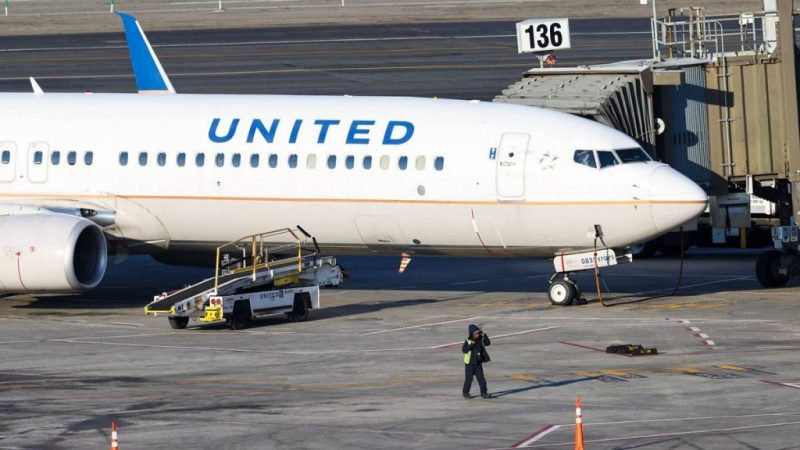 Homem é preso após estuprar mulher durante voo na primeira classe