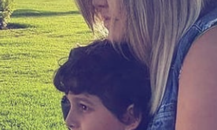 Mãe de menino diagnosticado com câncer raro faz campanha para ajudar no tratamento