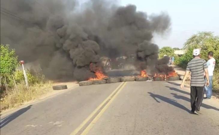 Rodovia é interditada novamente em protesto contra rachaduras em casas após ação de mineradora