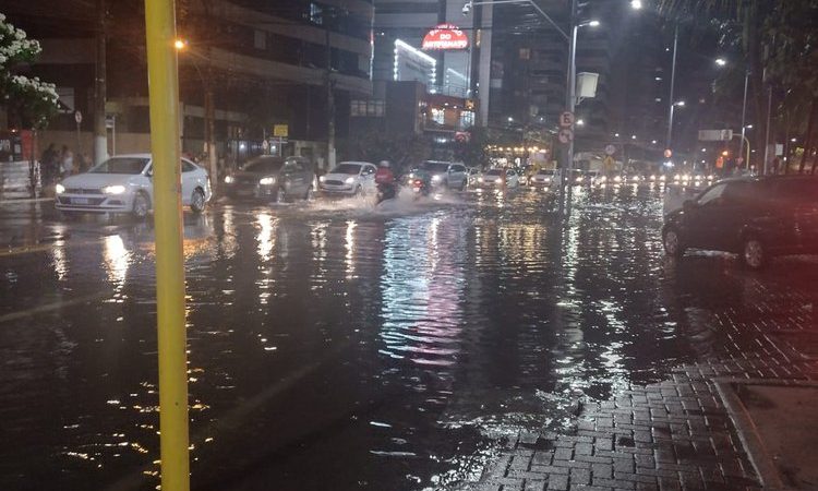 Chuva forte e rápida alaga ruas, invade condomínios e derruba casa na capital