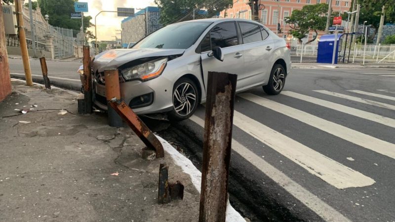 Após ser ‘trancado’ por moto, veículo colide em mureta de proteção no Centro