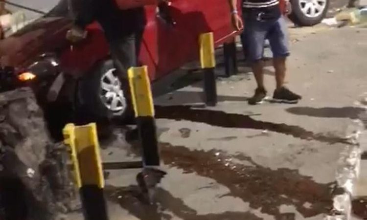 Condutor perde controle em curva e carro invade calçada no Feitosa