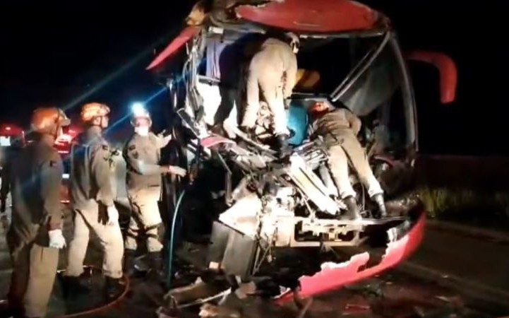 Acidente na PB: PRF acredita que motorista de ônibus que seguia para Maceió tenha cochilado