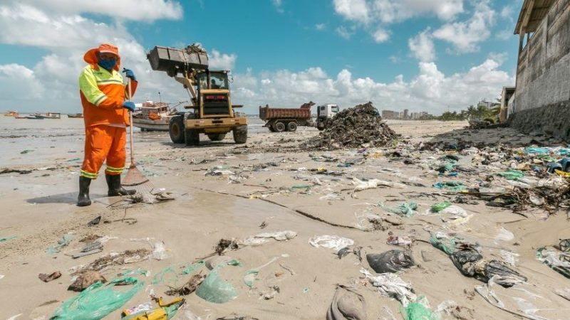 Trabalho preventivo evita que 600 toneladas de lixo cheguem às praias de Maceió