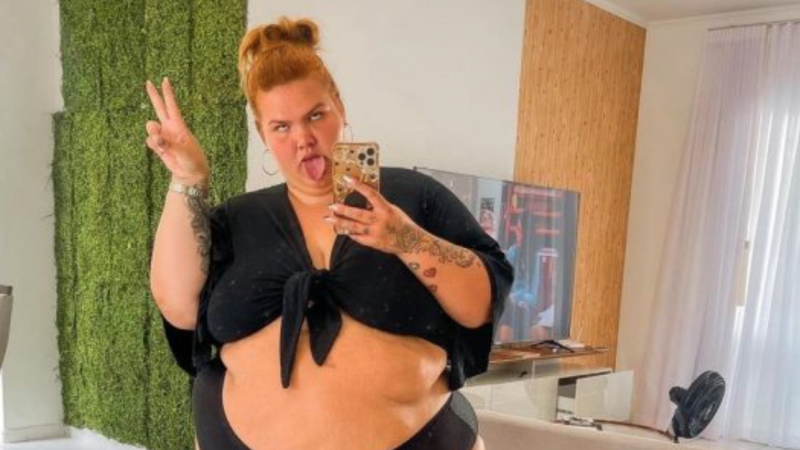 Thais Carla vai parar no hospital após escorregar no vômito da filha