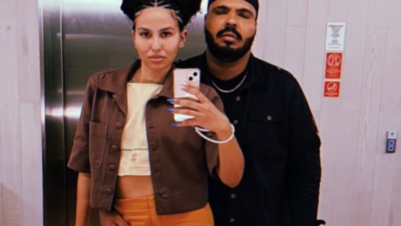 Paulo Vieira posa com a namorada e diz: ‘Uma mão na direção e outra no carinho’