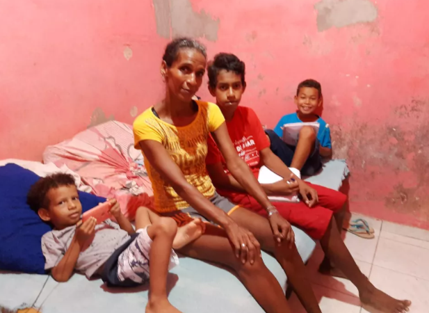 Mulher que vive com R$ 400 e sustenta 4 filhos diz que nem pagou o gás do mês passado: ‘Dividi no cartão da vizinha’