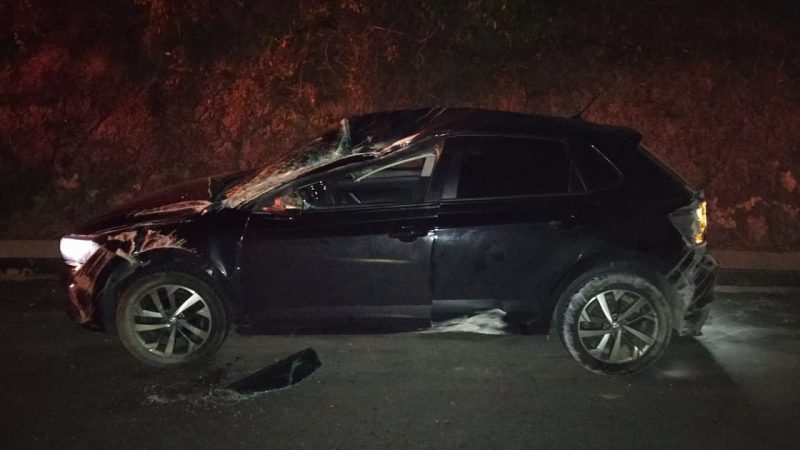 Motorista fica ferido após perder controle da direção e colidir carro em barranco em Maceió