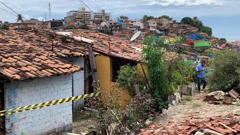 Após fortes chuvas e desabamento de casas, imóveis são isolados no Jacintinho, em Maceió