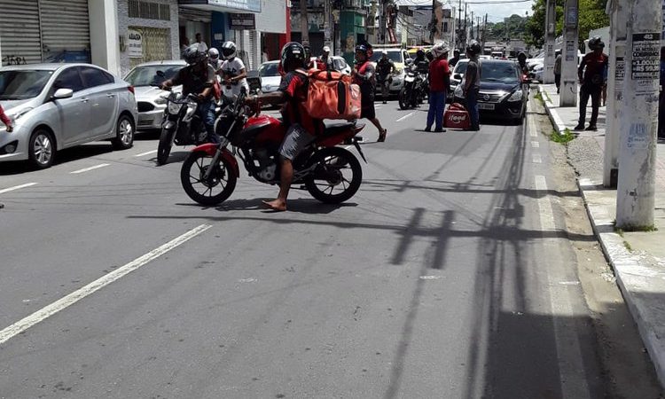Entregadores por aplicativo protestam no Centro de Maceió contra reajuste de combustíveis