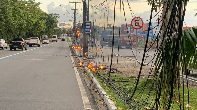 Amontoado de fios de telefonia pega fogo na Fernandes Lima e deixa moradores da Gruta sem energia e internet