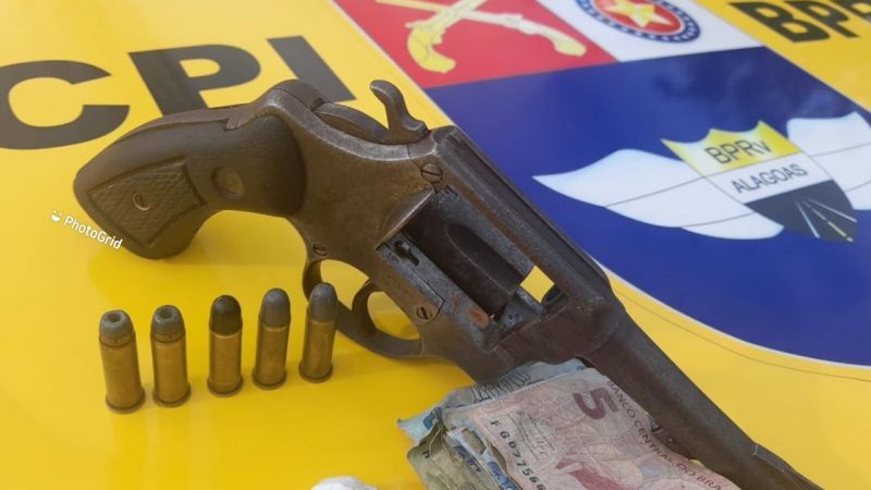 Após denúncia anônima, dona de bar é presa com revólver e droga em Rio Largo