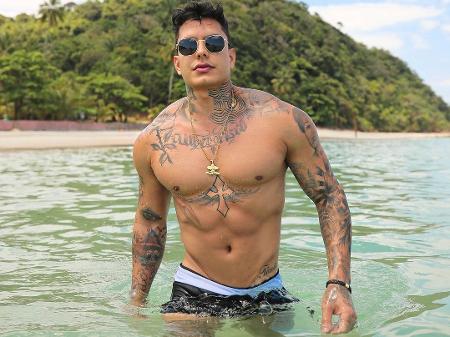 Em missão na África, Victor Igoh doa cachê para compra de brinquedos