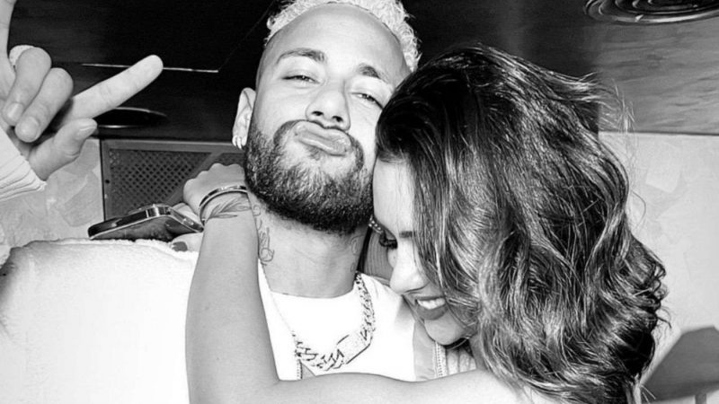 Neymar e Bruna Biancardi terminam relacionamento após jogador convidar modelos para partida na França. Descubra o motivo!