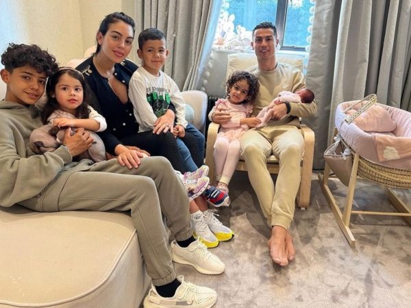 Cristiano Ronaldo mostra reunião em família e publica foto com filha recém-nascida