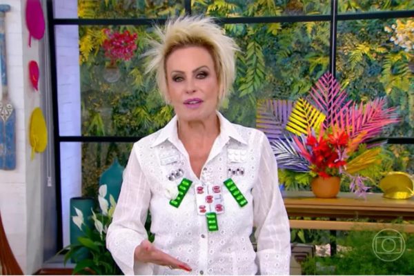 Ana Maria Braga usa colar de remédios em protesto contra reajuste