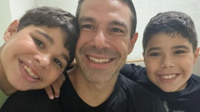 Após assinar divórcio com Wanessa, Buaiz viaja com os filhos