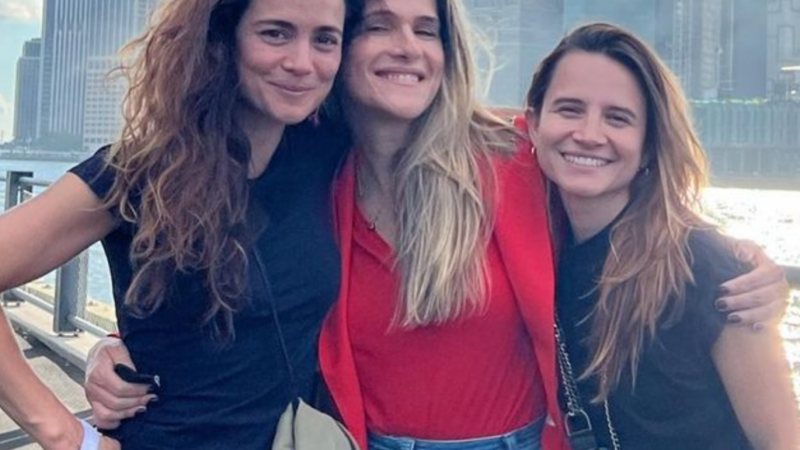 Alice Braga e namorada, Bianca Comparato, se encontram com Ingrid Guimarães em NY