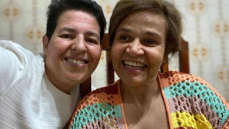 Adriane Bonato fala da primeira noite de amor com Claudia Rodrigues
