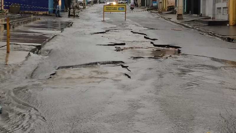 Enxurrada em São Sebastião, AL, arranca asfalto, abre buracos nas ruas e rachaduras em casas