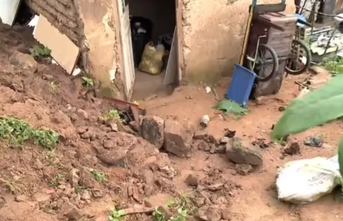 ‘Há 10 anos que moro aqui e nunca vi um estrago desse’, diz moradora sobre chuvas em Palmeira dos Índios, AL