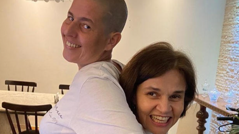 Claudia Rodrigues pede ex-empresária em casamento; noiva esteve ao lado de atriz na luta contra a esclerose múltipla