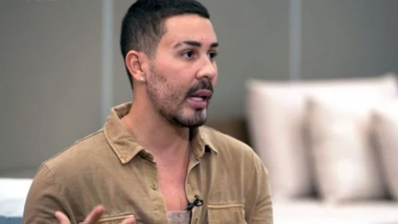 Fã magoa Carlinhos com foto do apê e ele diz por que ainda não voltou