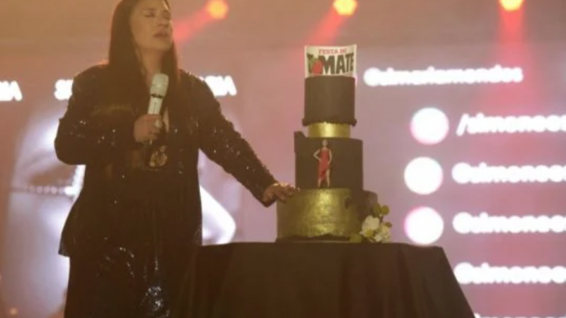 Sozinha no palco, Simone chora e canta parabéns para Simaria