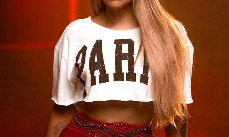 Walkíria Santos dá bronca no filho ao vê-lo virando garrafa de uísque