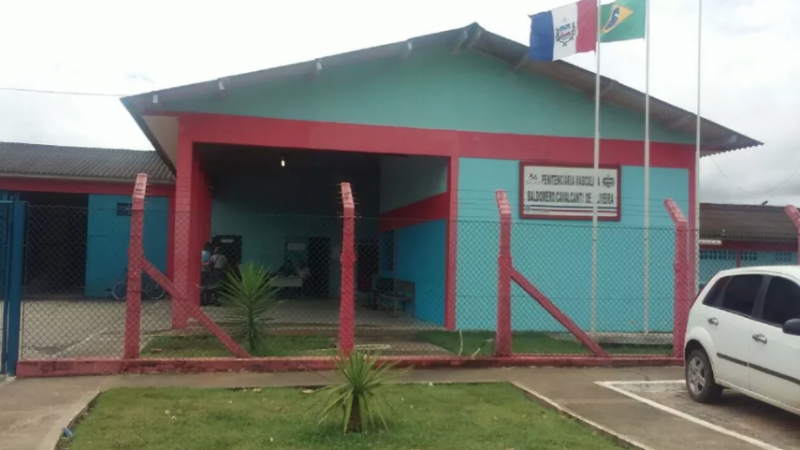 Após identificação, corpo de preso achado morto em cela é sepultado em Maceió